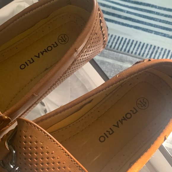 Like New Italian Driving Loafers Beautiful-Tan in color size 9 so comfortable. - Picture 5 of 14